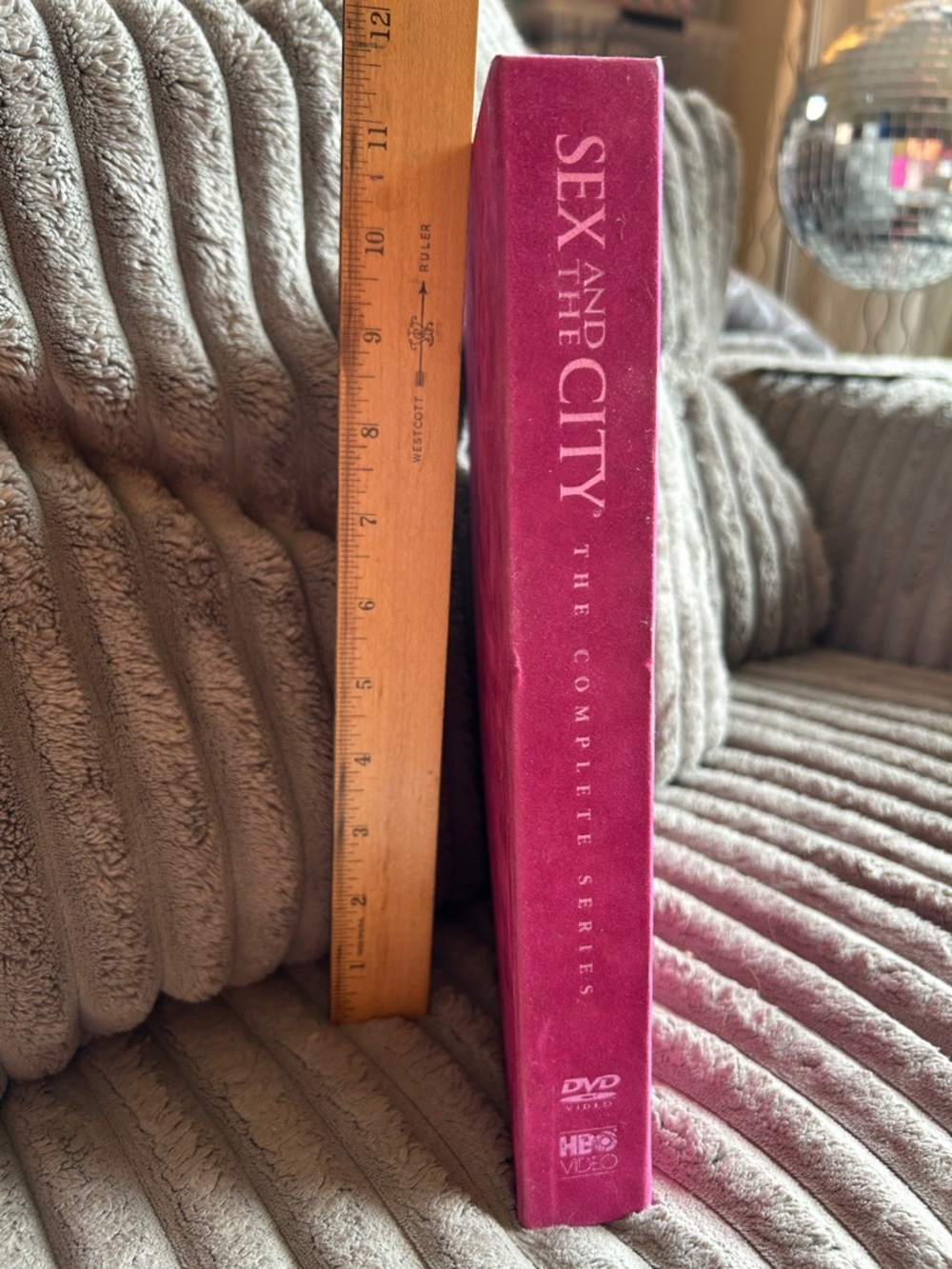 HBO Sex and the City: The Complete DVD Series Collector's Gift Set Pre-owned - Picture 3 of 13